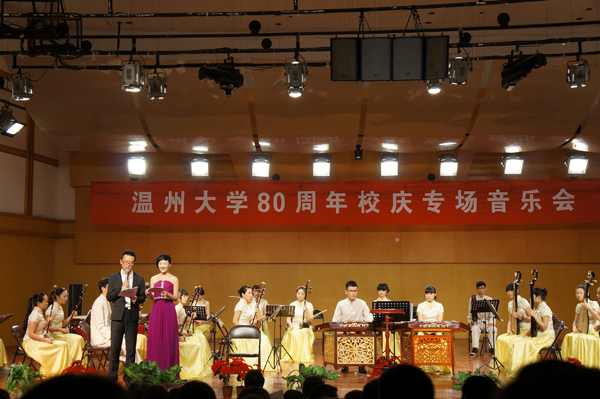 黑料官网
80周年校庆专场音乐会-主持人.JPG